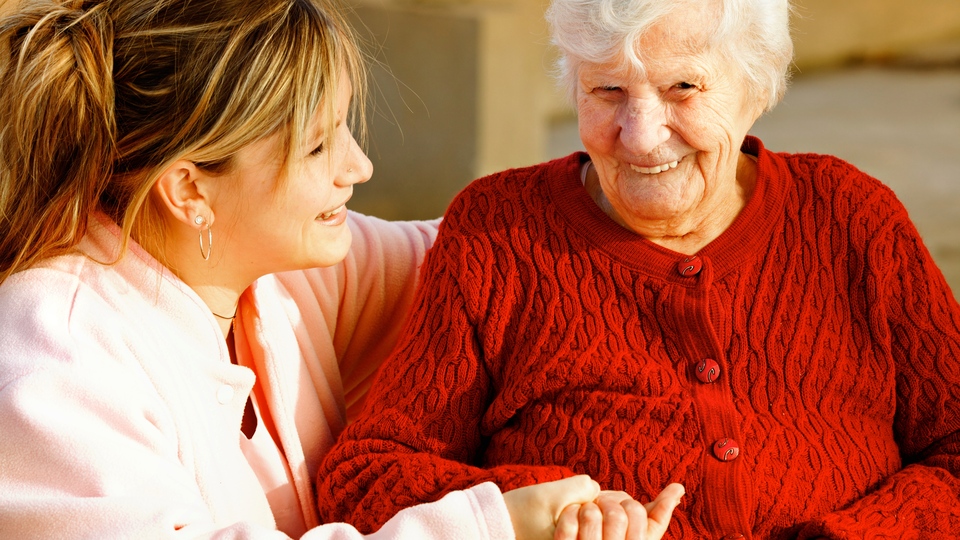 Kadınlar daha yalnız yaşlanıyor!