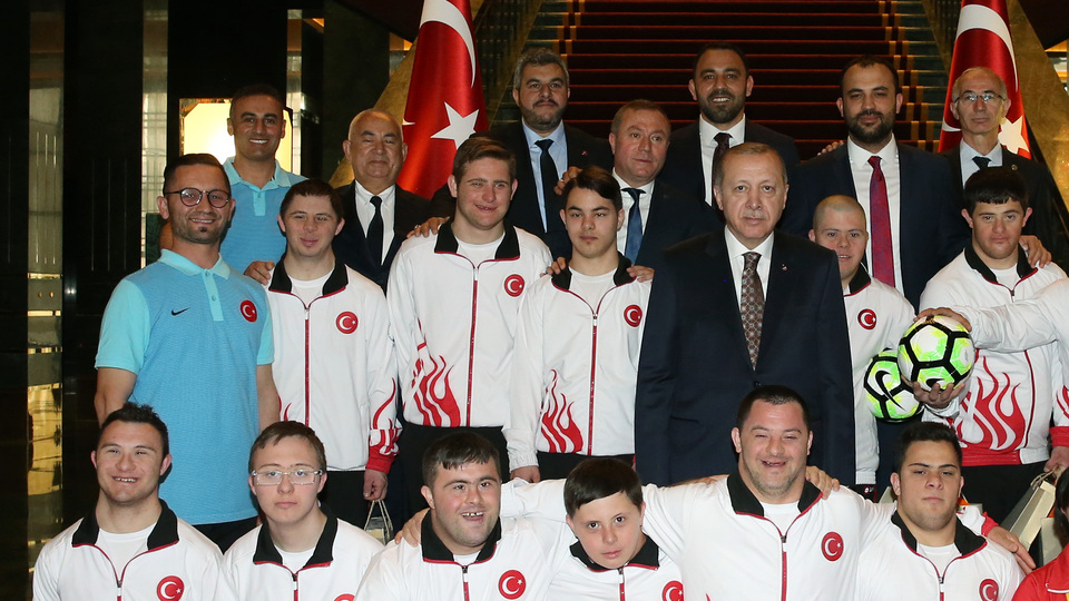 Cumhurbaşkanımız özel sporcularla bir arada!