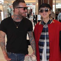 İki eski arkadaş el ele