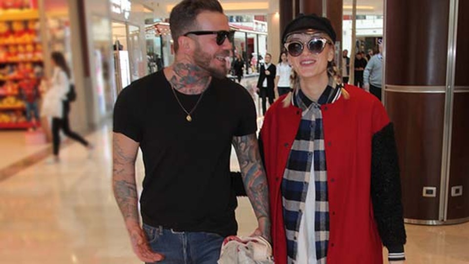 İki eski arkadaş el ele