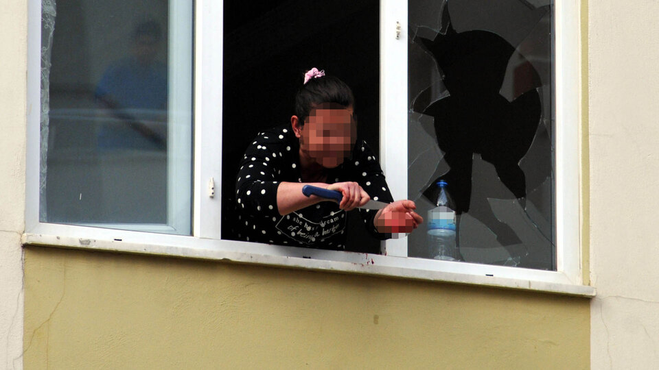 Dehşet! Evini ateşe verip bileklerini kesti!