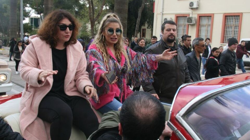 İrem Derici arabadan düşme tehlikesi yaşadı