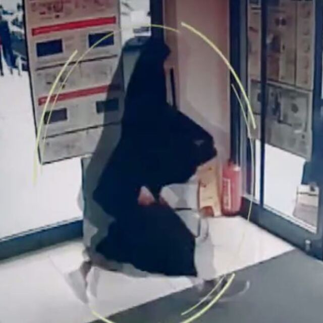 Biri silahına güvendi, öteki cesaretine!