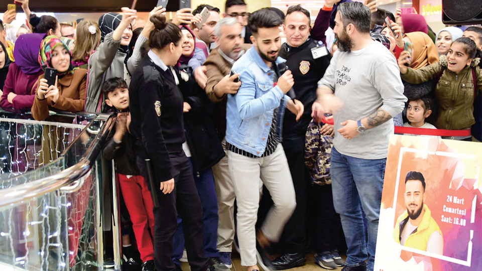 İlk imza gününde sevgi seli