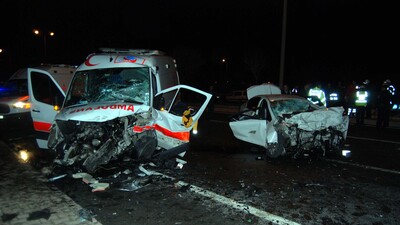 Sıkıştırılan araçtaki aile ölümden kaçamadı