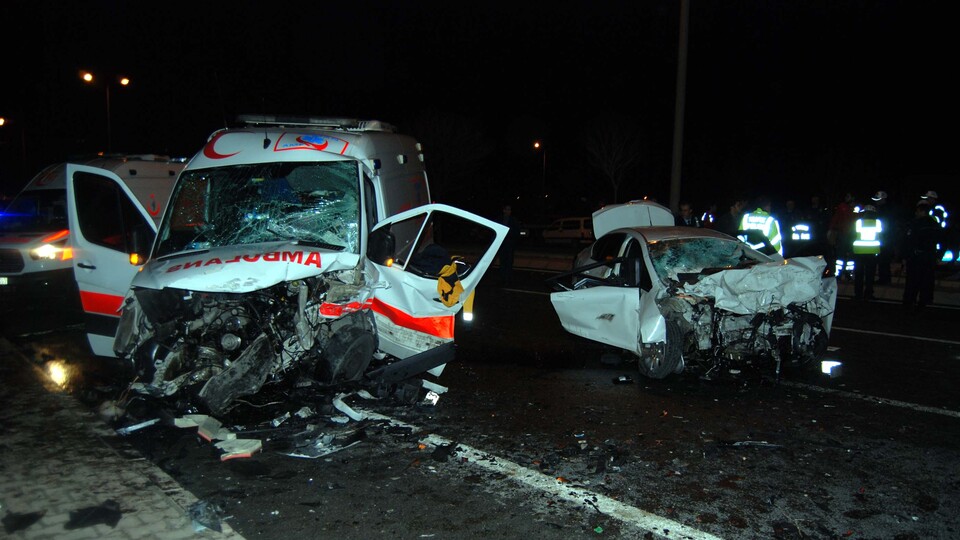 Sıkıştırılan araçtaki aile ölümden kaçamadı