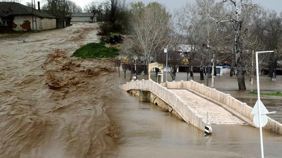 Kırmızı alarm verilmişti! Dere taştı, köyleri su bastı