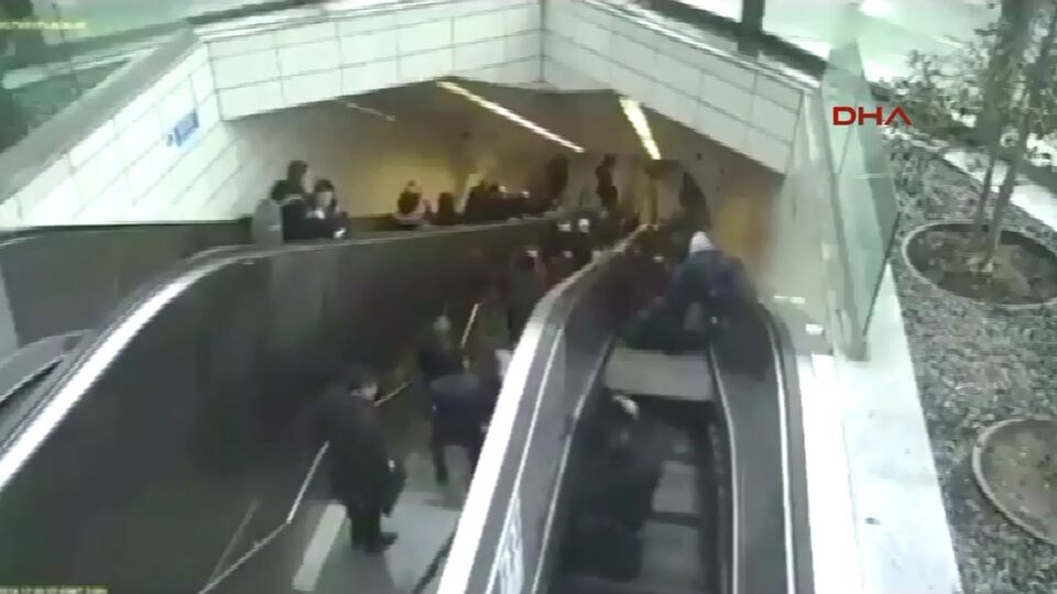 Yürüyen merdiven dehşetinden hemen önce olanlara dikkat!