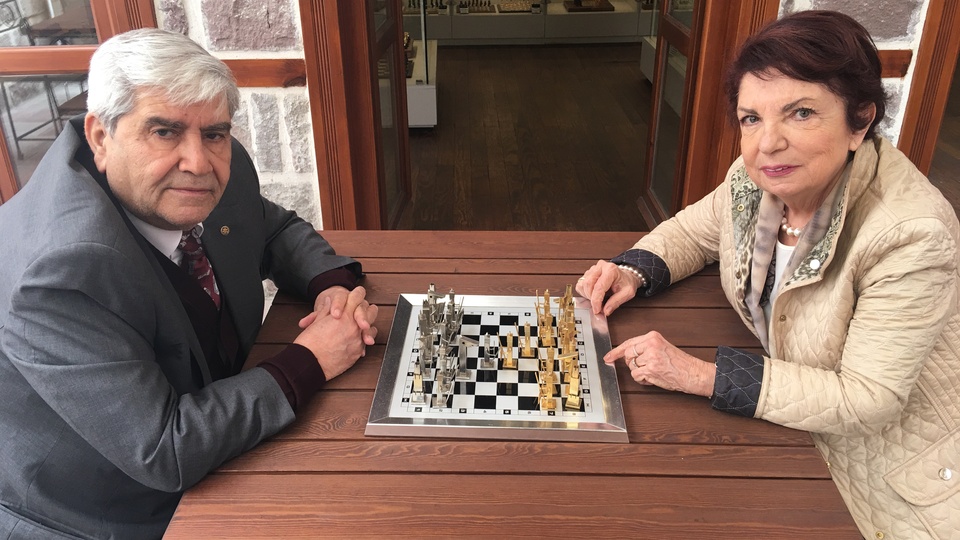 43 yıl boyunca dünyayı gezip satranç takımı biriktirdi!