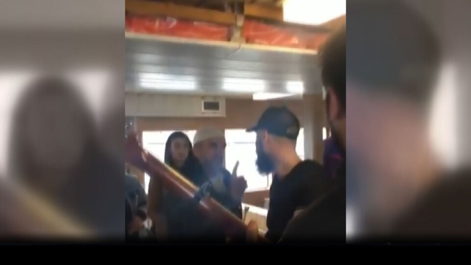 Vapurda müzik yapan gençlere saldırı!