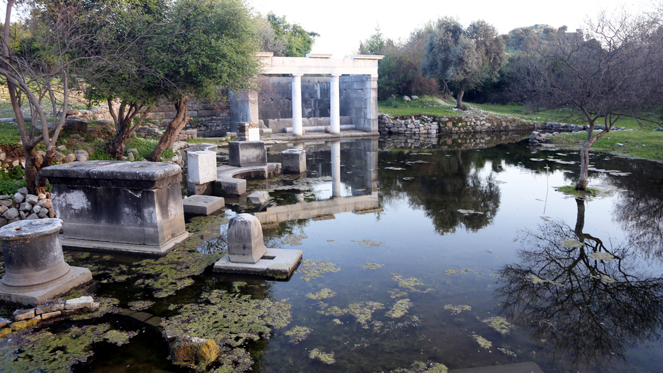 Tarihi hamamı, kutsal tapınağı ve kaya mezarlarıyla Kaunos!