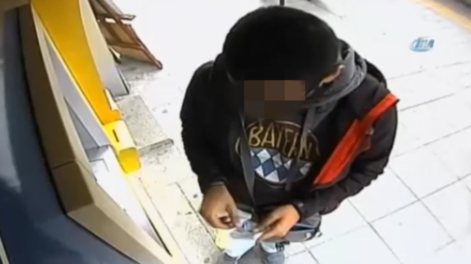 SMS atarak 1 milyon 800 bin TL ile lüks hayat!