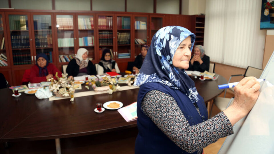 'Cahilsin' denilmesin diye 70 yaşında okumaya karar verdiler