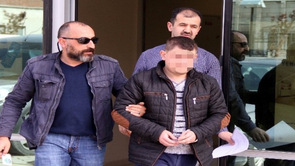 Kadın ve kız çocuklarının gizlice fotoğrafını çekmiş!