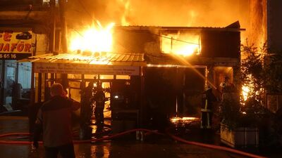 Bursa'da iki katlı binada yangın! Bir ev ve iki iş yeri kül oldu