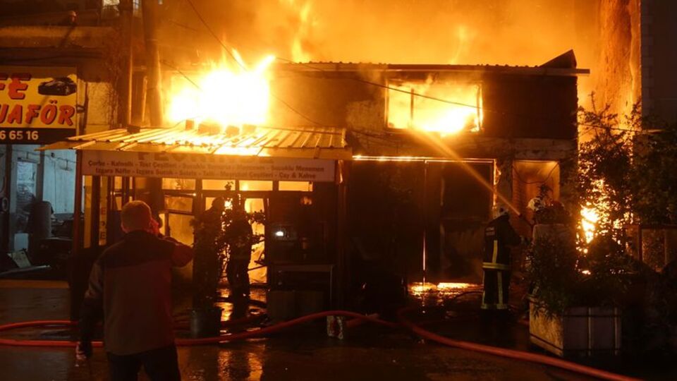 Bursa'da iki katlı binada yangın! Bir ev ve iki iş yeri kül oldu