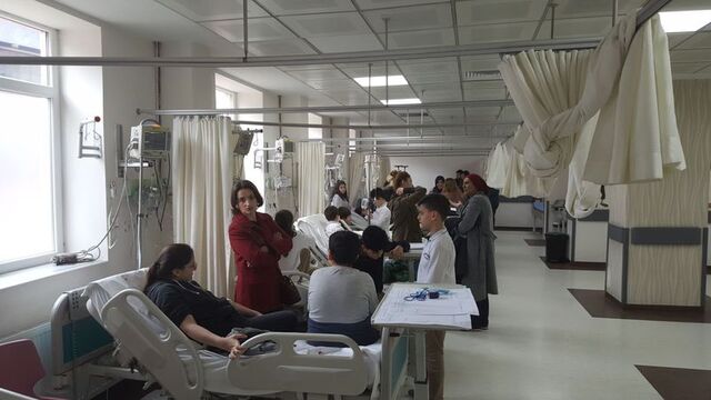 Öğrenci sınıfta sıktı, öğretmen ve öğrenciler hastanelik oldu!