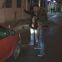 Az kalsın sokak çalgıcılarını eziyordu!