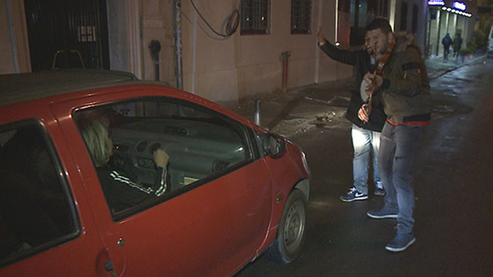 Az kalsın sokak çalgıcılarını eziyordu!