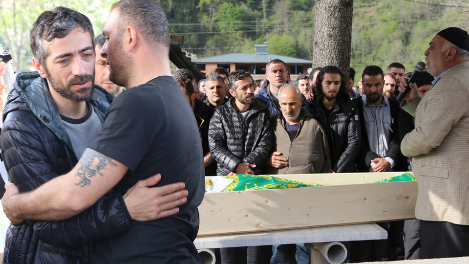 Ünlü şarkıcı annesine böyle veda etti
