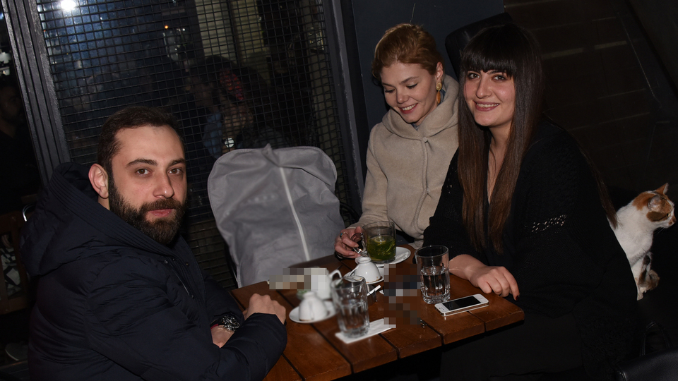 "Masadaki arkadaşlar sevgili, yanlış bir şey yazılmasın"