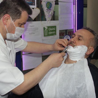 Bir berber maaşıyla yardım eli uzatmadığı alan yok!