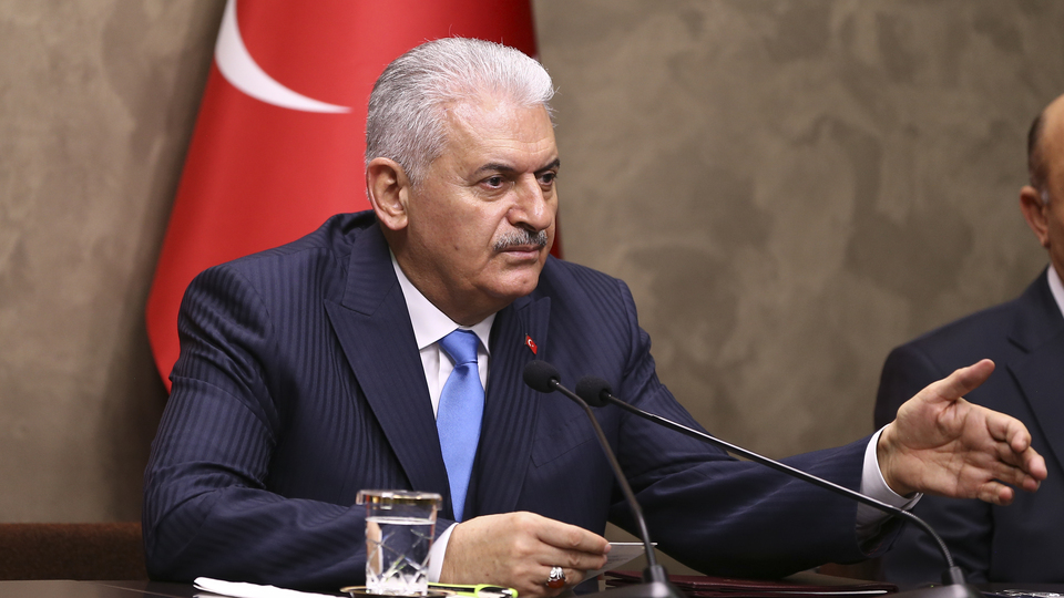 Başbakan Yıldırım: Parayı kim verirse ona hizmet ediyorlar!
