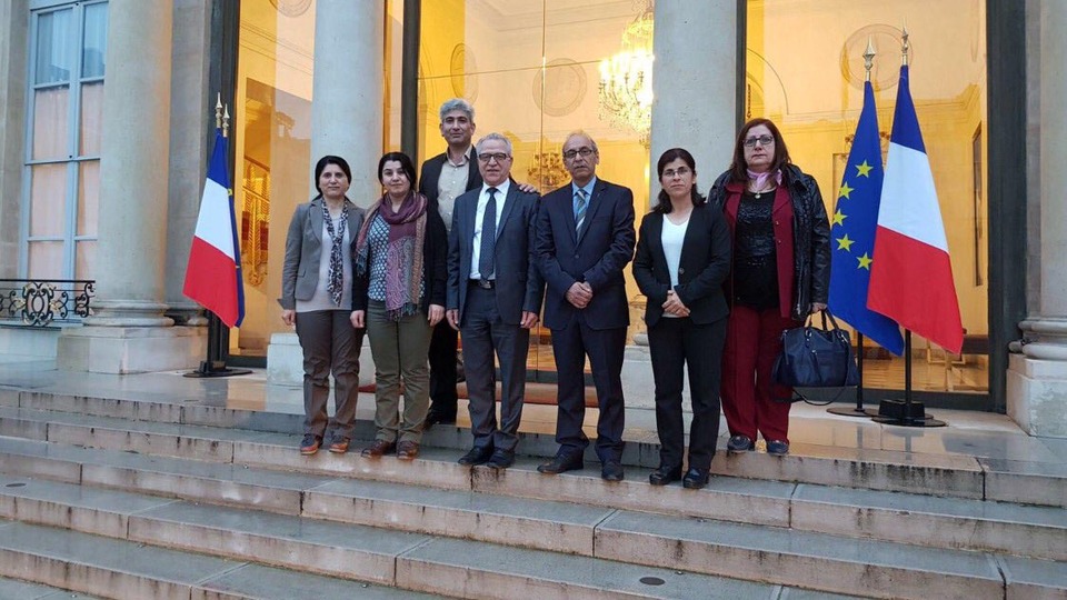 Elize Sarayı önünde skandal fotoğraf!