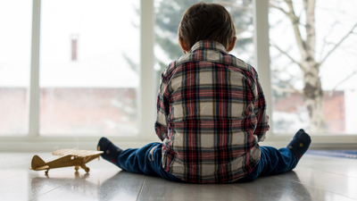 Çocuk eğer göz teması kuramıyor, duygusal karşılık veremiyorsa otizmden şüphelenin!