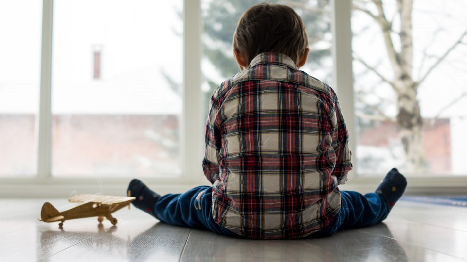 Çocuk eğer göz teması kuramıyor, duygusal karşılık veremiyorsa otizmden şüphelenin!