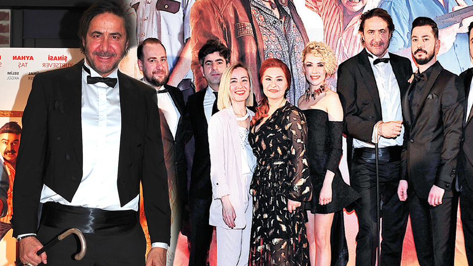 Frak ve elindeki bastonla ilgi odağı