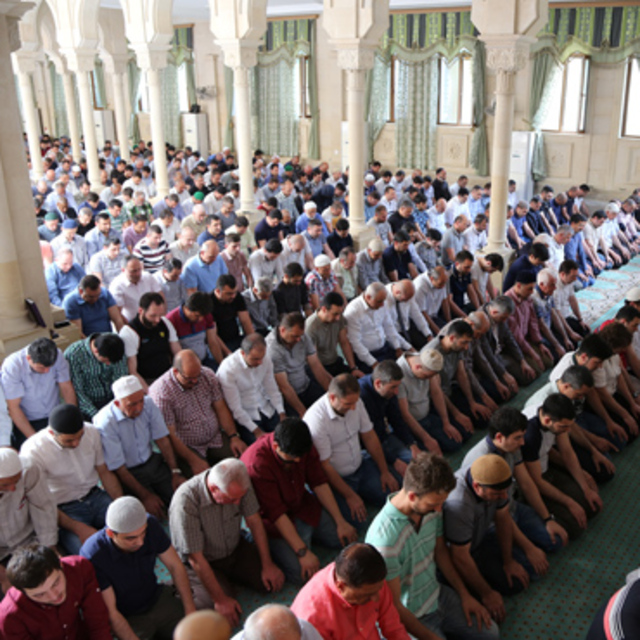 İzmir'de bugün Cuma namazı saat kaçta?