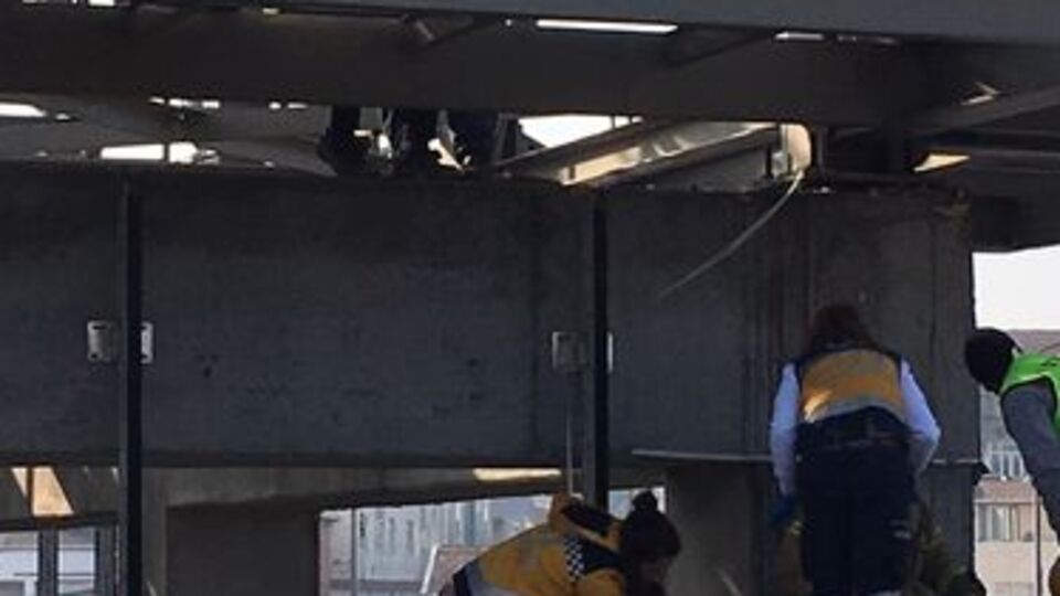 Okmeydanı'nda işçiler çatıdan düştü!