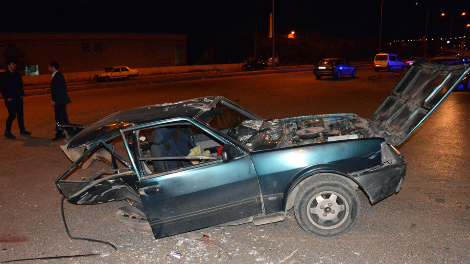 Kahramanmaraş'ta feci kaza! Otomobil ortadan ikiye ayrıldı