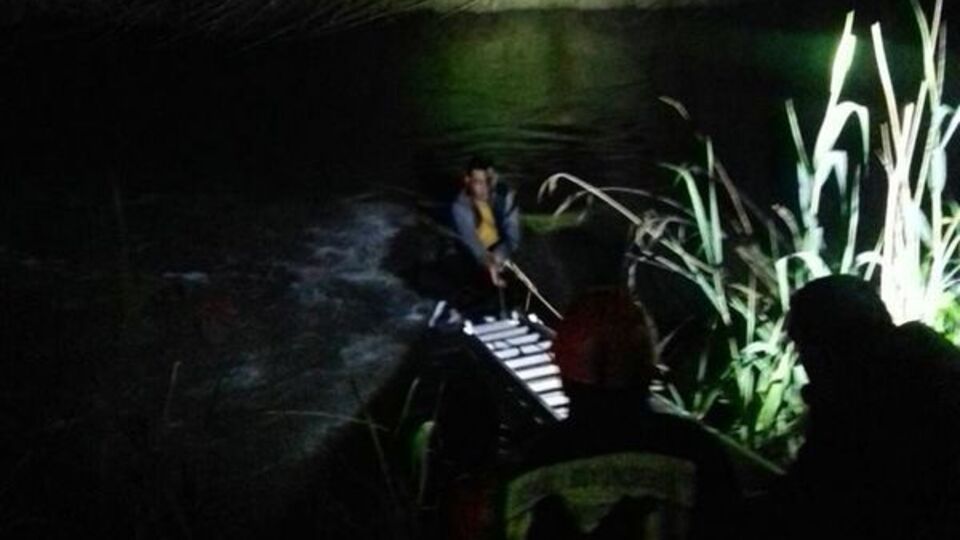 Üstüne oturup bekledi! Hayatta kalmayı böyle başardı