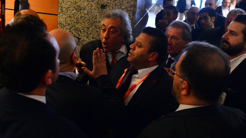 Galatasaray kongresinde ortalık karıştı!