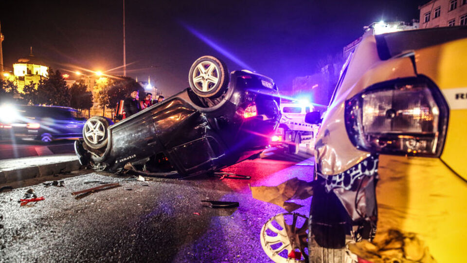 Takla atan araçtan yara almadan kurtuldu