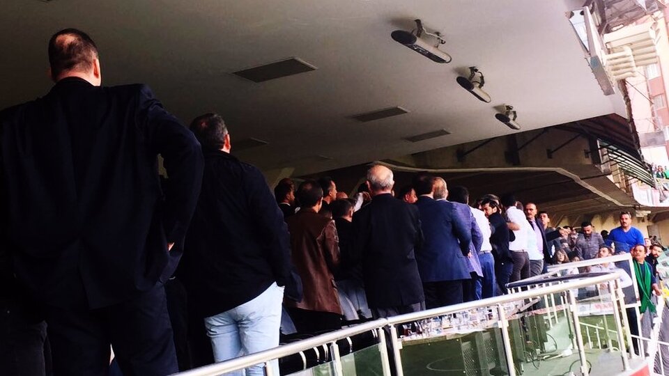 Protokol tribününde büyük kavga! Yaralılar var...