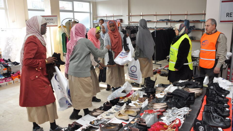 "Kanserli çocuğuma etiketli ürün giydiremedim" deyip gözyaşlarına boğuldu!