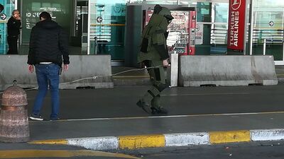 Havalimanında unutulan koli fünye ile patlatıldı