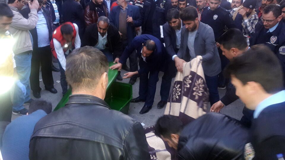 Akıllara durgunluk veren yöntemle evine girmeye çalıştı, canından oldu