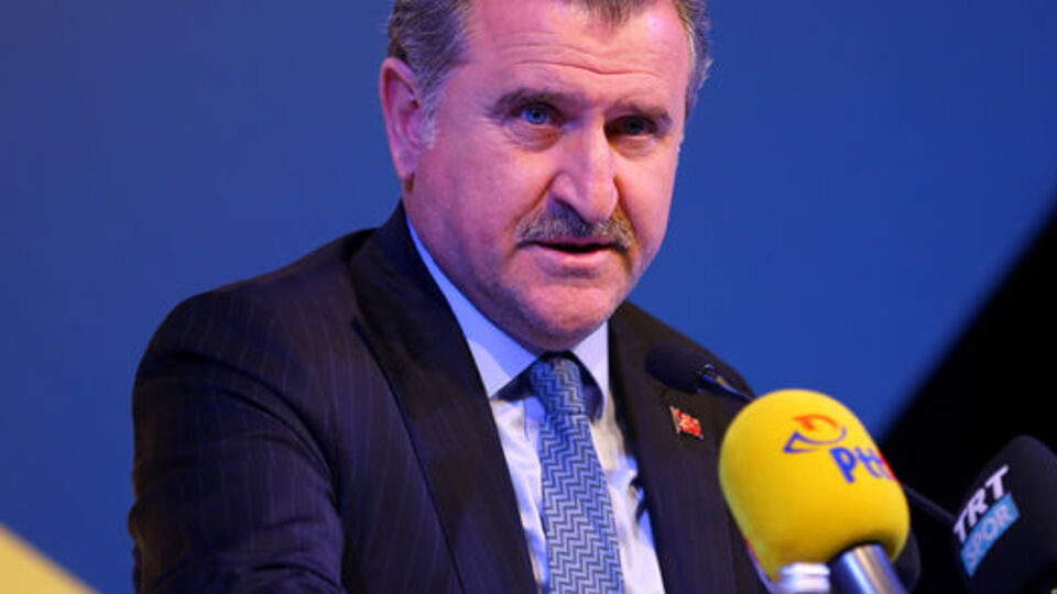 Bakan Bak sporda yılın onur ödülünü aldı