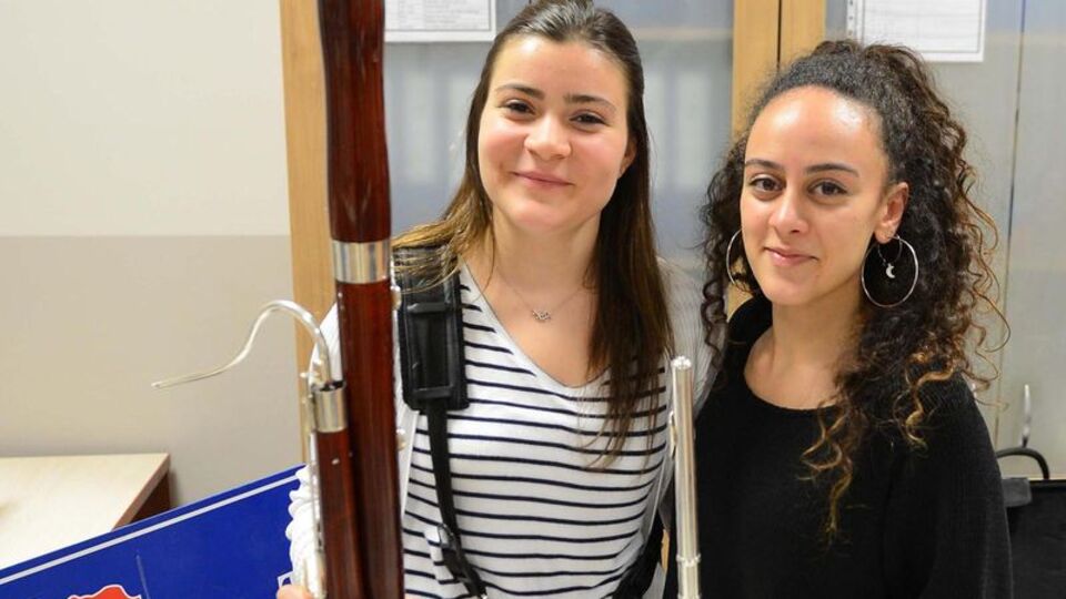 Haberi alan genç kızlar polislere böyle sürpriz yaptı!