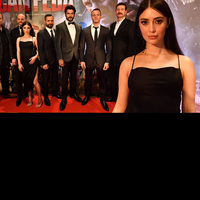 Derin yırtmaçlı elbisesiyle büyüledi