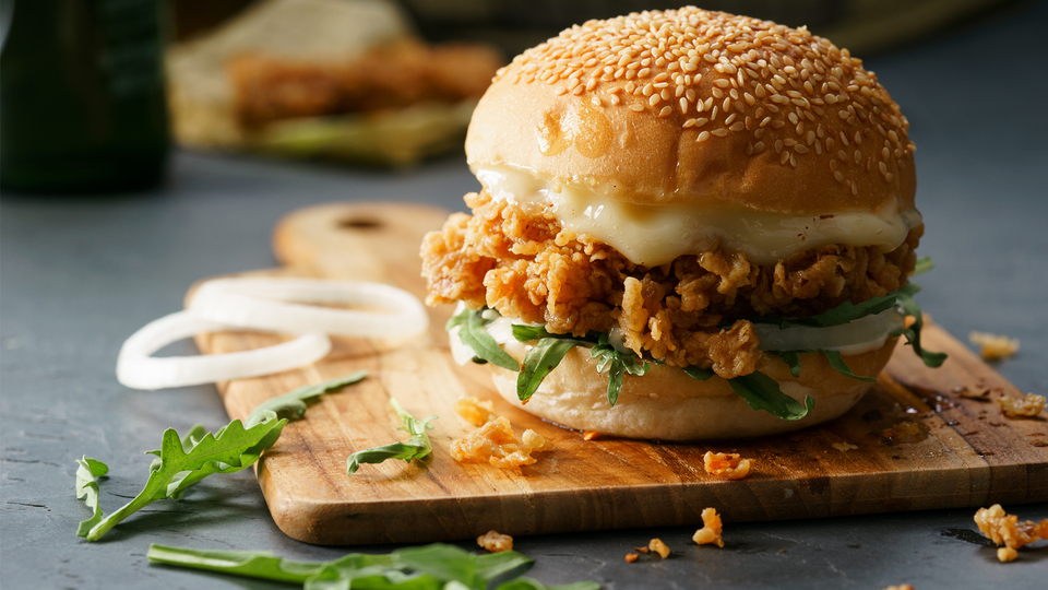 Ünlü fast food zincirinde hamburger krizi! İçinden çıkana inanamayacaksınız...