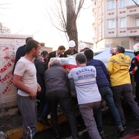 Ambulansın geçebilmesi için otomobili böyle kaldırdılar