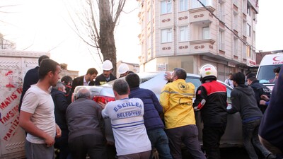 Ambulansın geçebilmesi için otomobili böyle kaldırdılar