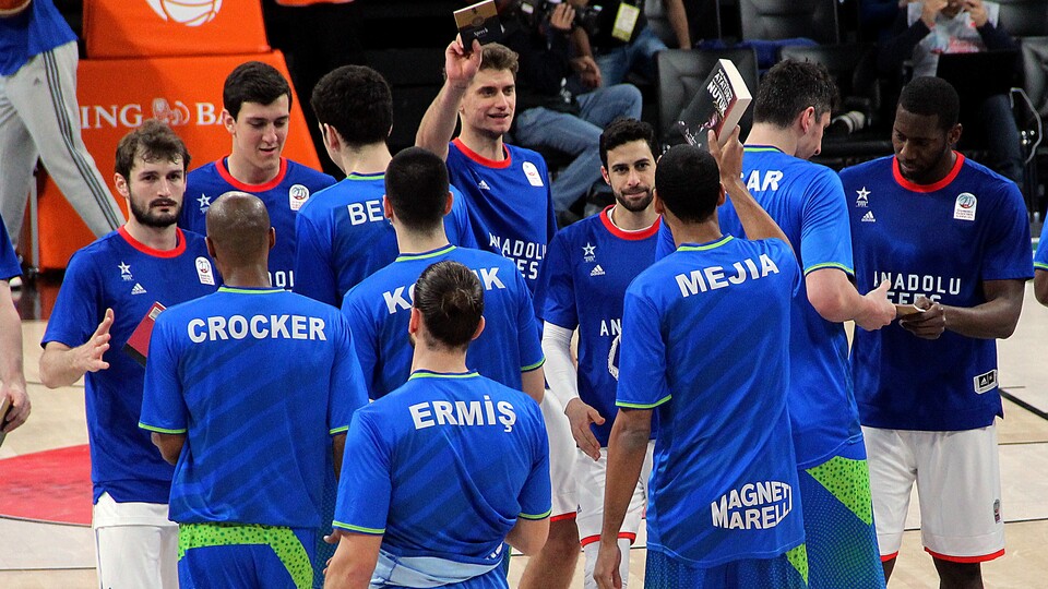 Anadolu Efes galibiyetle veda etti