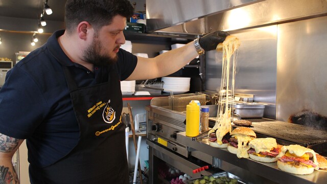 Eşi aşerdi, hamburgerci oldu