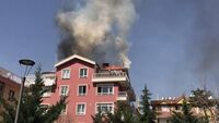 Ankara'da 5 katlı binanın çatısında yangın!
